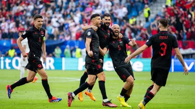 Albania ăn mừng chiến thắng ly kỳ khi kỷ nguyên vàng của Croatia đang ở thế cân bằng
