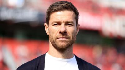Alonso khuyên nên từ chối lời đề nghị của Liverpool và chờ đợi cơ hội từ Real Madrid
