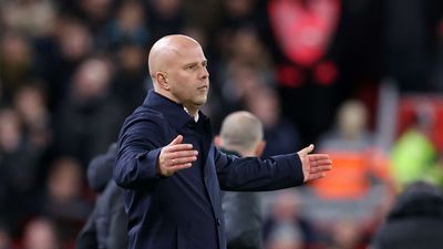 Arne Slot ủng hộ thử nghiệm VAR mới sau khi Lucas Bergvall của Tottenham thoát khỏi thẻ đỏ