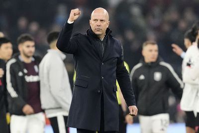 Arne Slot và Trợ lý Liverpool chấp nhận cáo buộc của FA, đối mặt với lệnh cấm chỉ đạo