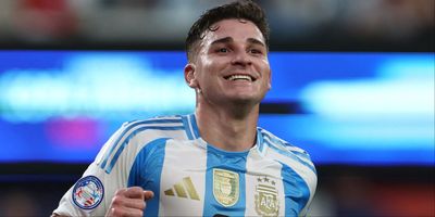 Chiến lược của Arsenal dành cho Julian Alvarez khi tiền đạo của Man City hướng tới một vụ chuyển nhượng bom tấn