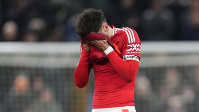 Bruno Fernandes được thúc giục rời khỏi Man Utd sau lời chỉ trích của Roy Keane – 'Anh ấy xứng đáng được tốt hơn'