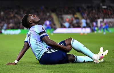 Bukayo Saka gặp chấn thương, ngôi sao Arsenal phải nghỉ thi đấu thêm tám tuần nữa