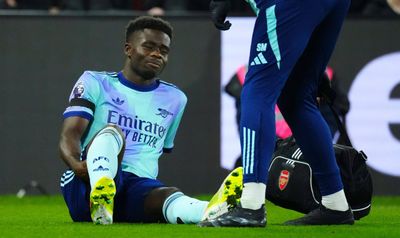 Mối lo ngại của Bukayo Saka ngày càng tăng về chấn thương gân kheo khi ngôi sao của Arsenal phải đối mặt với sự vắng mặt quan trọng