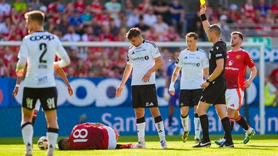 Casemiro chịu đựng pha truy cản thô bạo, khiến Erik ten Hag tức giận trong trận giao hữu với Man Utd