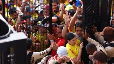 Hỗn loạn và bạo loạn làm trì hoãn trận chung kết Copa America giữa Argentina và Colombia