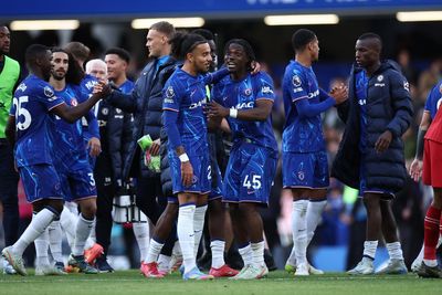 Lễ ăn mừng cuồng nhiệt trong phòng thay đồ của Chelsea sau chiến thắng ấn tượng trước Liverpool tại Champions League