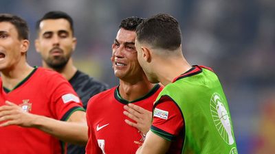 Cristiano Ronaldo rơi nước mắt sau khi sút hỏng quả phạt đền trong trận Bồ Đào Nha gặp Slovenia