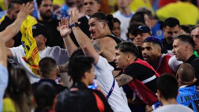 Darwin Nunez tham gia vào cuộc ẩu đả lớn với người hâm mộ tại Copa America