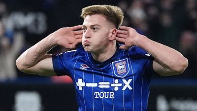 Delap tỏa sáng khi Ipswich khiến Chelsea phải chịu thất bại trong cuộc đua giành chức vô địch