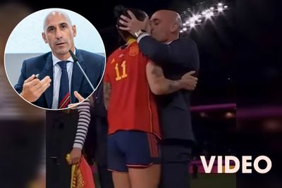Giám đốc FA Tây Ban Nha Luis Rubiales phát hành video 'Tôi xin lỗi' sau sự cố nụ hôn của Jenni Hermoso