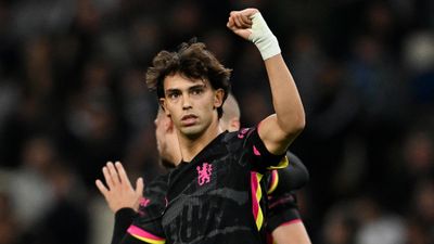 Felix ghi hai bàn thắng giúp Chelsea giành chiến thắng sau màn tri ân Baldock