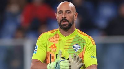 Cựu thủ môn Liverpool Pepe Reina tuyên bố giải nghệ