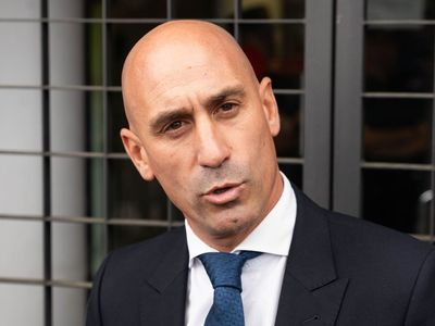 Cựu Chủ tịch Liên đoàn bóng đá Tây Ban Nha Rubiales hầu tòa vì nụ hôn không được yêu cầu tại World Cup