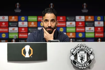 Gary Neville thúc giục sáu bản hợp đồng mới khi Amorim xây dựng lại Manchester United