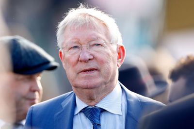 Sir Alex Ferguson đã bị thúc giục từ chức như thế nào trong bối cảnh Glazer tiếp quản Manchester United