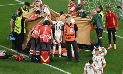 Varga của Hungary trong tình trạng ổn định sau khi được đưa ra sân trên cáng