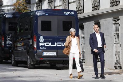 Thẩm phán ra lệnh cho Luis Rubiales tránh xa Jenni Hermoso 200 mét