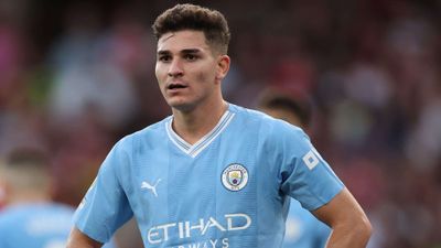 Julian Alvarez trả lời các liên kết chuyển nhượng của Chelsea, đưa ra thông điệp về tương lai của Man City