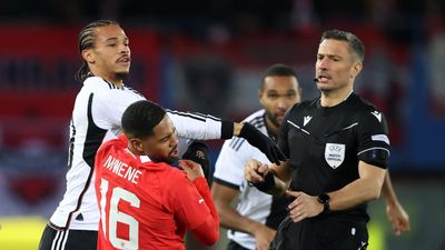 Leroy Sané nhận thẻ đỏ khi Đức thua trận thứ hai liên tiếp