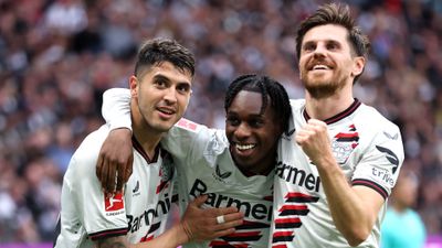 Leverkusen kéo dài chuỗi bất bại lên 48 trận với chiến thắng áp đảo 5-1 trước Frankfurt