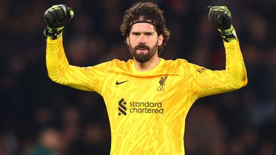 Người hâm mộ Liverpool cảnh báo Alisson sẽ rời đi vào mùa hè này khi Arne Slot phải chịu đòn nặng nề
