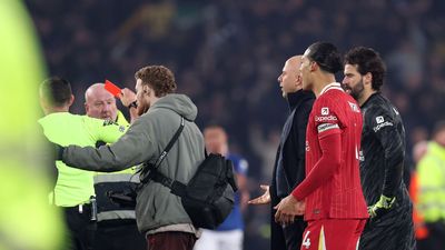 Liverpool được cảnh báo về khả năng trừ điểm sau vụ va chạm giữa Arne Slot và Michael Oliver
