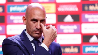 Quan chức Luis Rubiales từ chức chủ tịch RFEF: 'Tôi không thể tiếp tục công việc của mình'