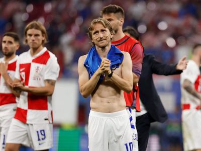 Luka Modric rơi nước mắt khi cú choáng váng của Mattia Zaccagni làm tan nát trái tim Croatia trong trận gặp Ý