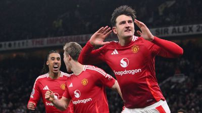 Cú đánh đầu của Maguire đảm bảo chiến thắng cho 10 người Man Utd trước Ipswich