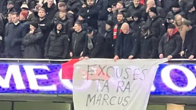 Người hâm mộ Man Utd thể hiện sự ủng hộ dành cho Marcus Rashford bằng Banner trong trận đấu với Tottenham