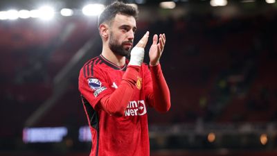 Giám đốc Man Utd Ten Hag phản ứng với gợi ý chuyển nhượng Fernandes