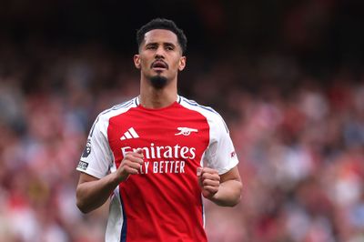 Mikel Arteta cung cấp thông tin mới nhất về chấn thương của William Saliba sau khi ngôi sao của Arsenal khập khiễng rời sân