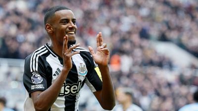 Newcastle leo lên vị trí thứ năm sau khi vượt qua Nottingham Forest trong trận đấu ly kỳ