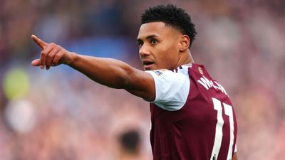 Ollie Watkins tung ra phản ứng 'thất vọng' trước bài viết chỉ trích của Chris Sutton