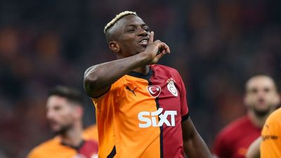 Osimhen ghi hai bàn giúp Galatasaray đánh bại Tottenham với 10 người