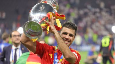 Pep Guardiola bày tỏ quan điểm về Quả bóng vàng và mục tiêu chấm dứt 16 năm chờ đợi