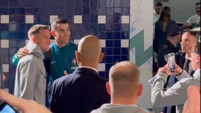 Đội trưởng Ba Lan từ chối xin lỗi vì chụp ảnh với Cristiano Ronaldo sau trận thua 5-1