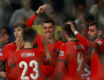 Ronaldo lập cú đúp đưa Bồ Đào Nha vào tứ kết