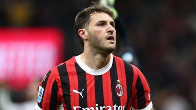 Santiago Gimenez tại AC Milan: Những khó khăn, bài học và chặng đường phía trước tại Serie A