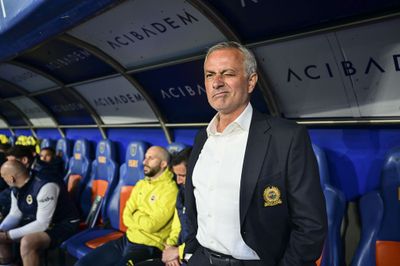 Leeds United có nên thay thế Daniel Farke bằng Jose Mourinho để trụ hạng ở Premier League không?