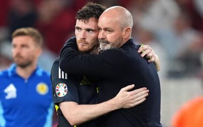 Steve Clarke tức giận vì quyết định phạt đền và nghi vấn bổ nhiệm trọng tài người Argentina