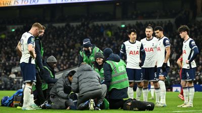 Rodrigo Bentancur của Tottenham rời sân bằng cáng sau khi được cung cấp oxy trên sân