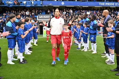 Virgil van Dijk kêu gọi tôn trọng truyền thống đội danh dự sau chiến thắng của Liverpool tại Premier League