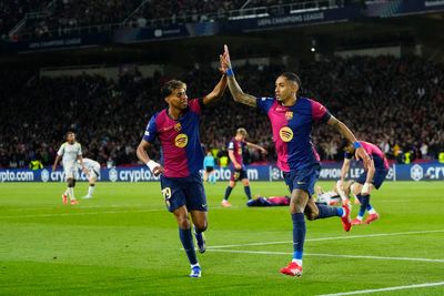 Yamal và Raphinha tỏa sáng khi Barcelona tiến vào Tứ kết