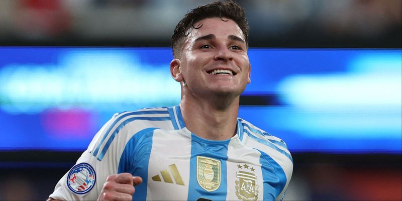 Chiến lược của Arsenal dành cho Julian Alvarez khi tiền đạo của Man City hướng tới một vụ chuyển nhượng bom tấn
