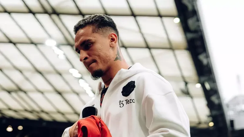 Quan điểm của Antony về việc rời Manchester United sau lời đề nghị bất ngờ từ cựu huấn luyện viên